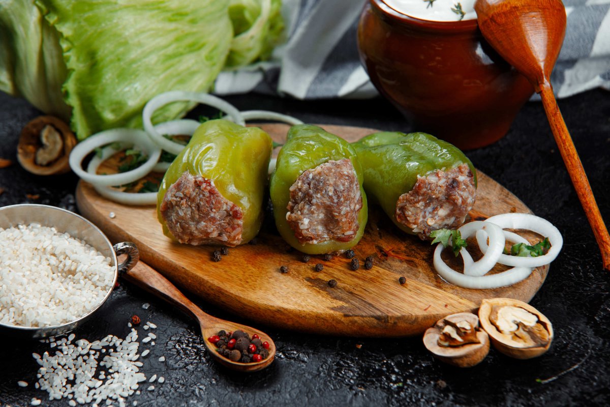 Перец фаршированный мясом и рисом