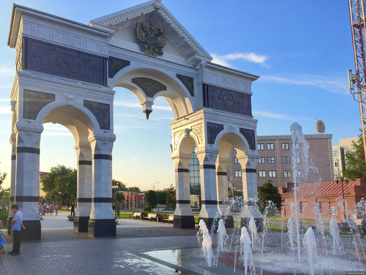 Арка на проспекте Гужвина