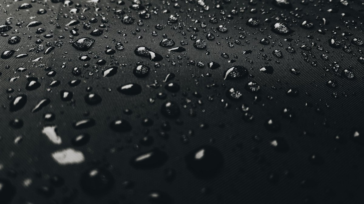 Капли воды на черном