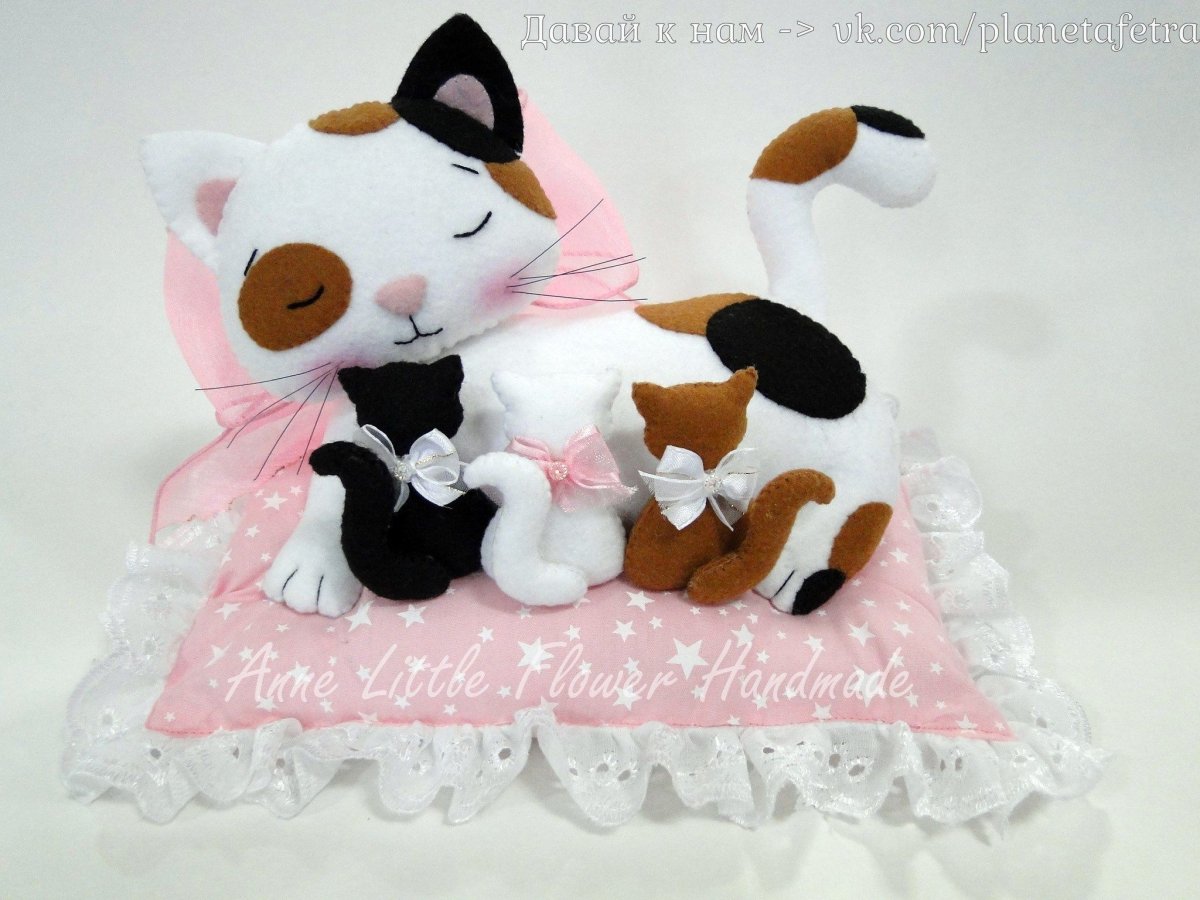 Кошка с котятами из фетра