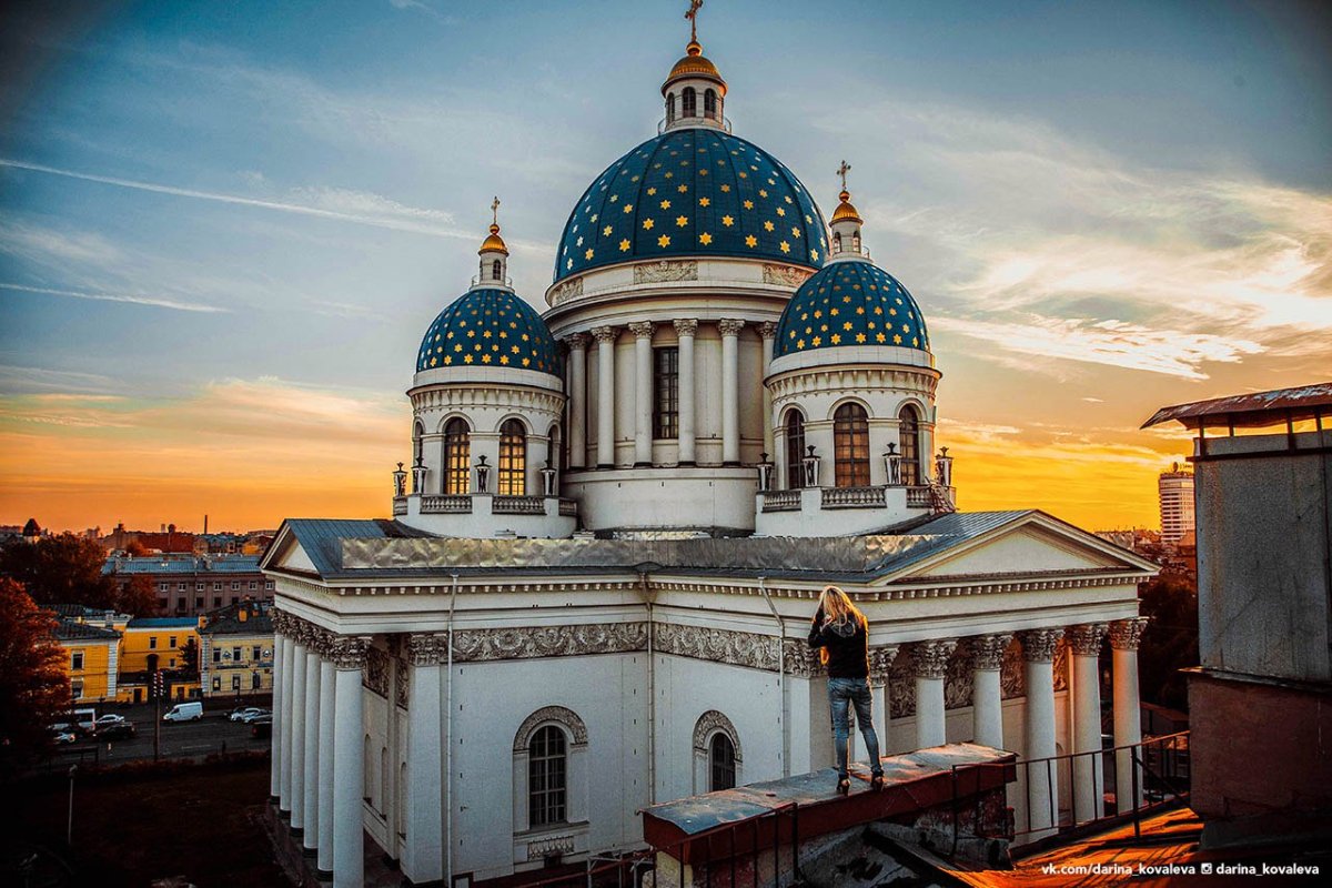 В городе сочетание белого и синего архитектура СПБ