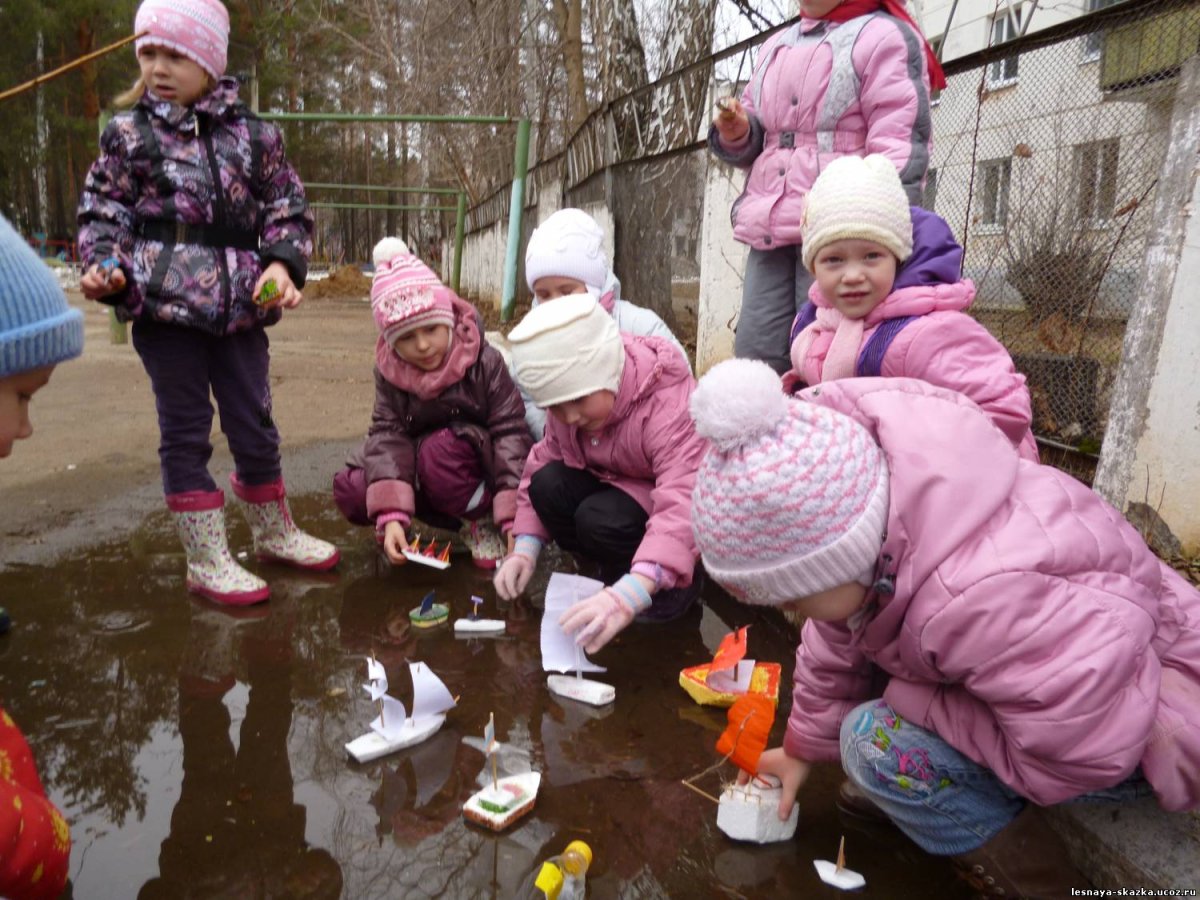 Дети на прогулке в детском саду весной