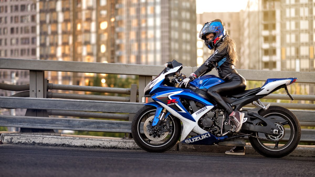 Suzuki GSXR 750 С девушкой