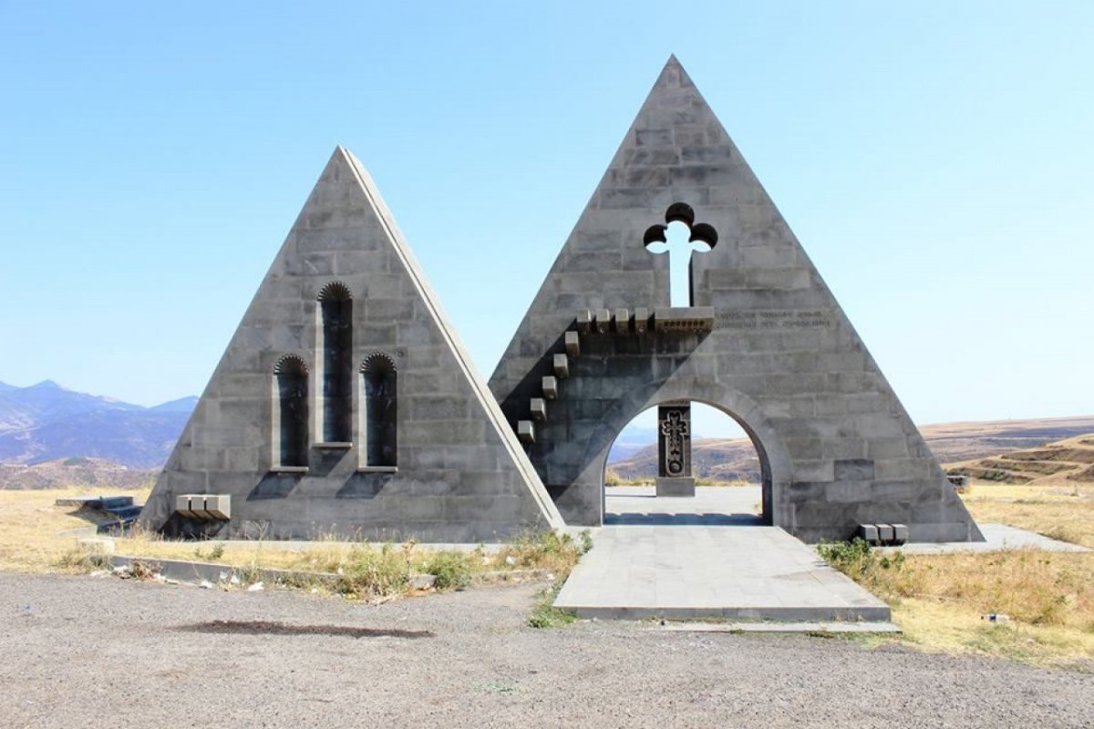 Памятник в Степанакерте
