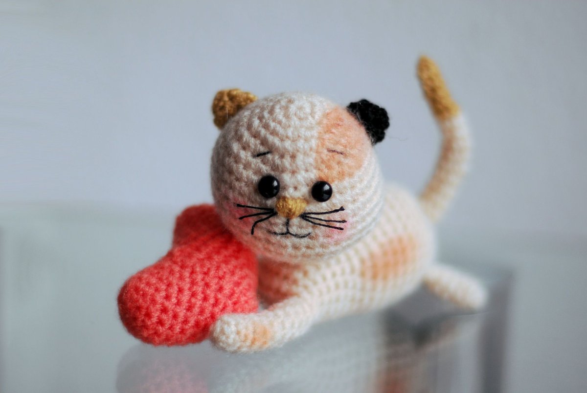 Вязаный котенок брелок