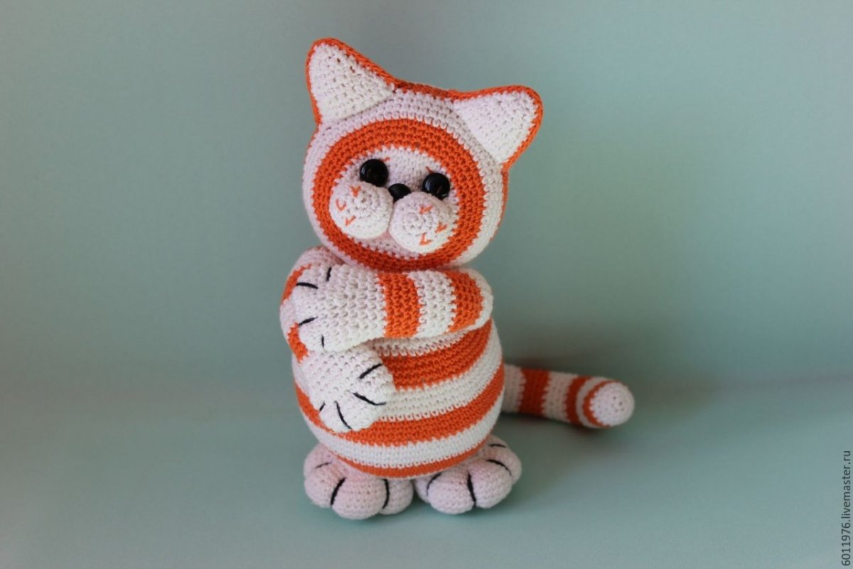 Вязаная игрушка кот