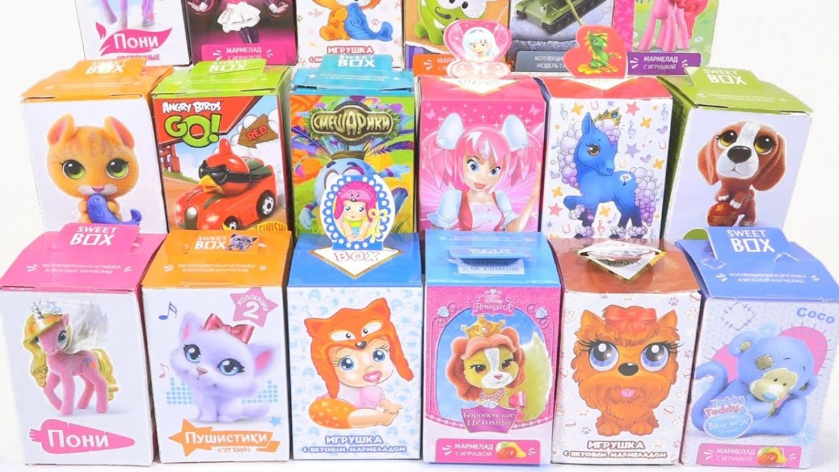 Игрушки в коробке с мармеладом