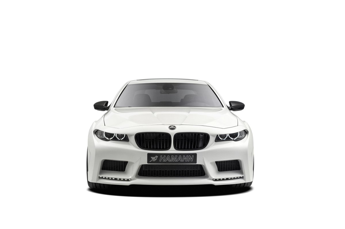 BMW 5 f10 на белом фоне