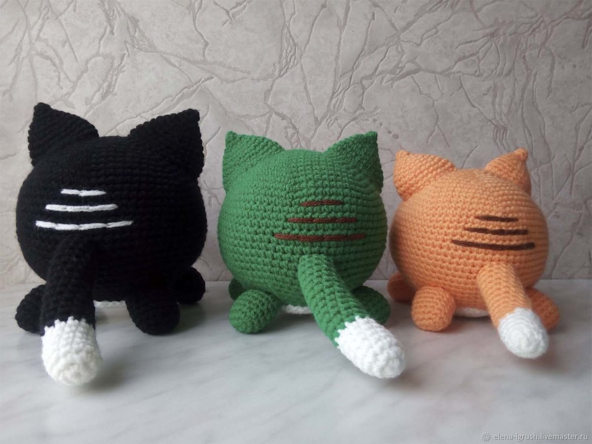 Вязаный круглый кот